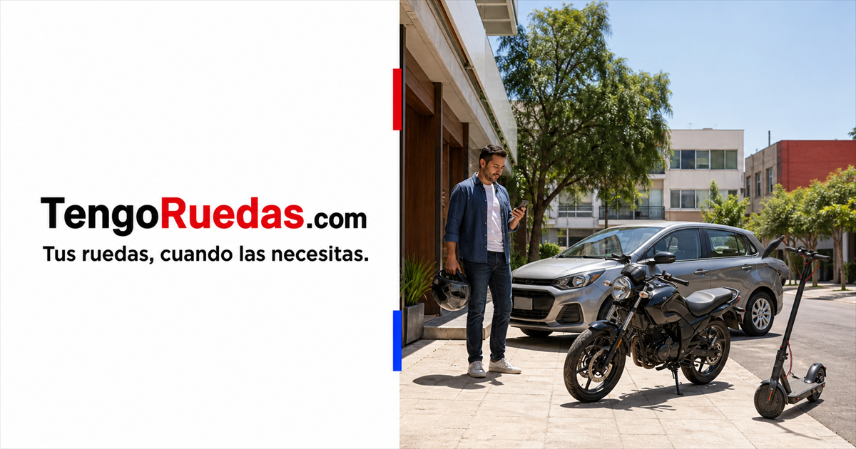 Una persona revisa TengoRuedas junto a una motocicleta, un auto y una opción eléctrica estacionados.
